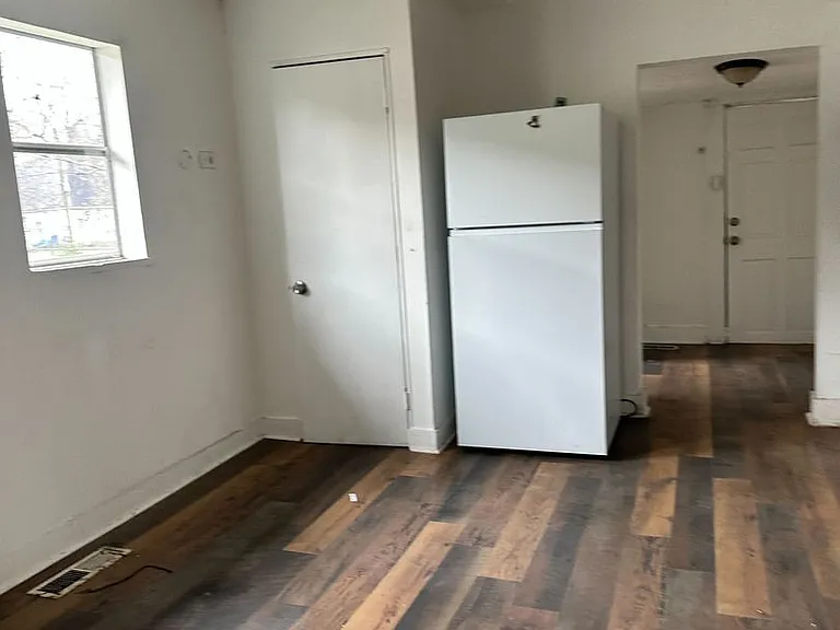 1304 Avenue G — Photo 10