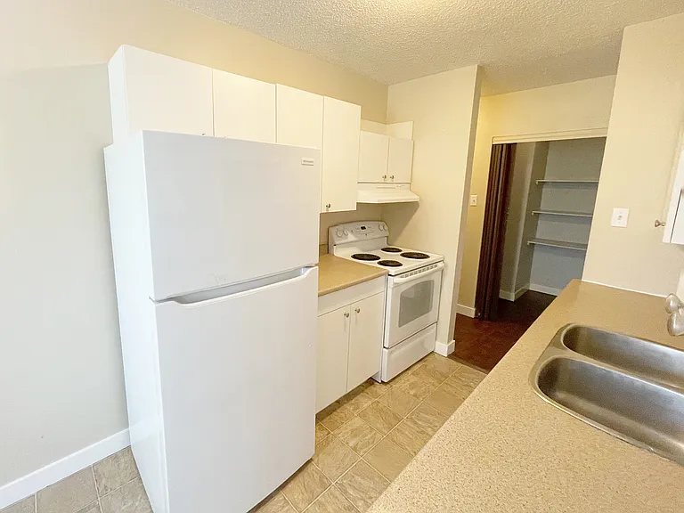 10120 Manning Ave — Photo 9