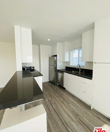 4th image of 2343 Fox Hills Dr