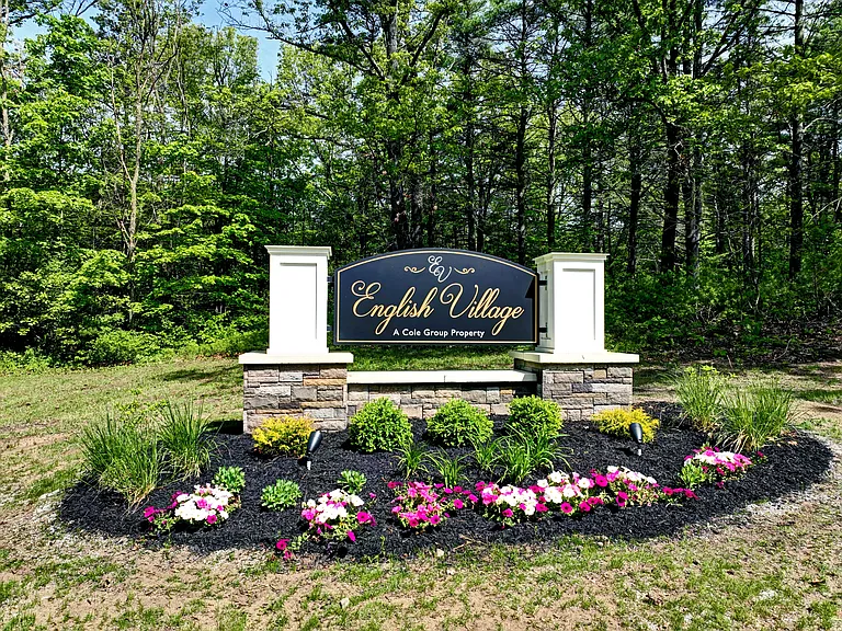 English Village Apartments — Photo 32