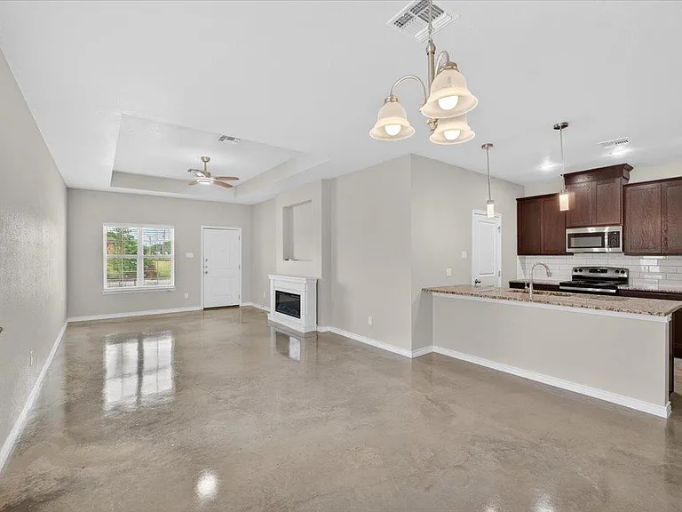 412 W Avenue C — Photo 12