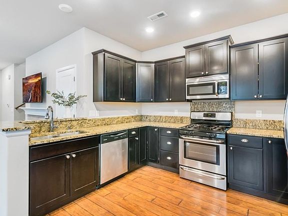 4th image of 3312 Aurora St NE