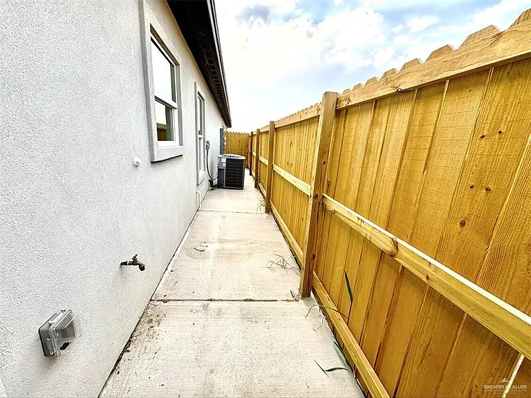 913 W 13th St #1 — Photo 2