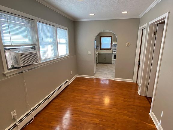 3rd image of 385 Ashland Ave