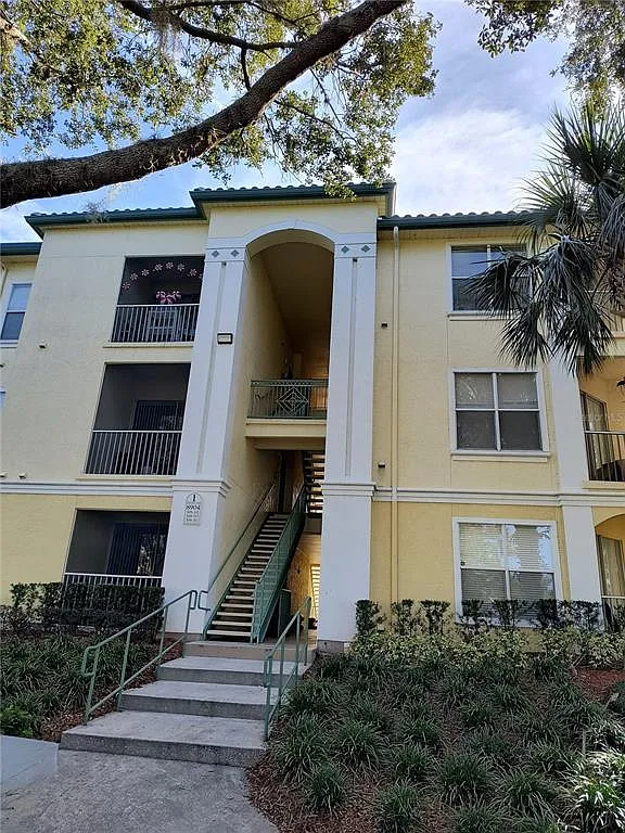 1 bed, 1.0 bath, 747 sqft, $1,295 — Photo 2