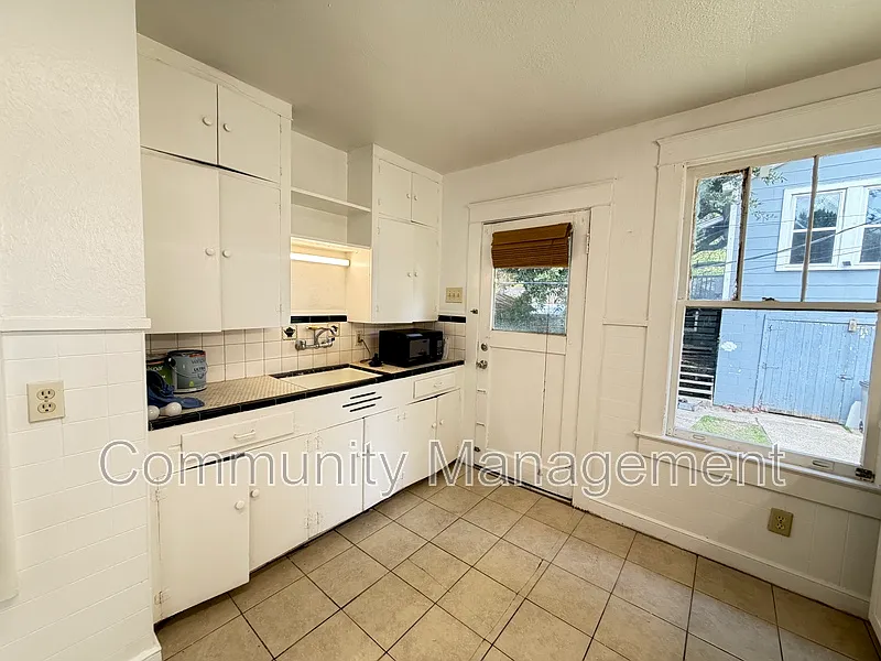 2 bed, 1.0 bath, $1,095 — Photo 4
