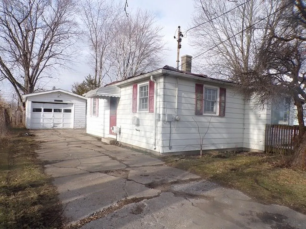 306 Burgess St photo 1