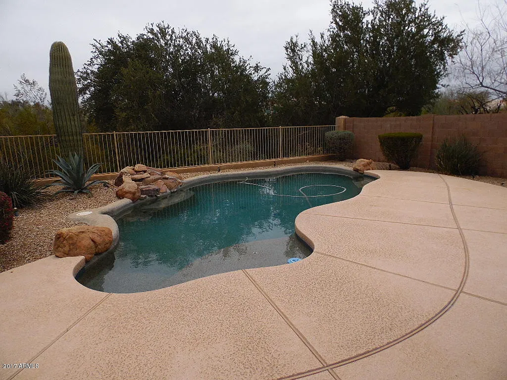 3 bed, 2.5 bath, 1674 sqft, $2,450 — Photo 2
