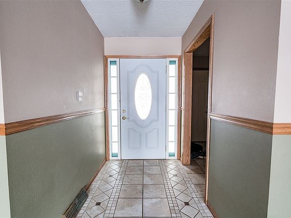 2nd image of 3723 Carlton Dr