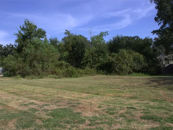 209 Briarwood Dr, Bellville, TX 77418