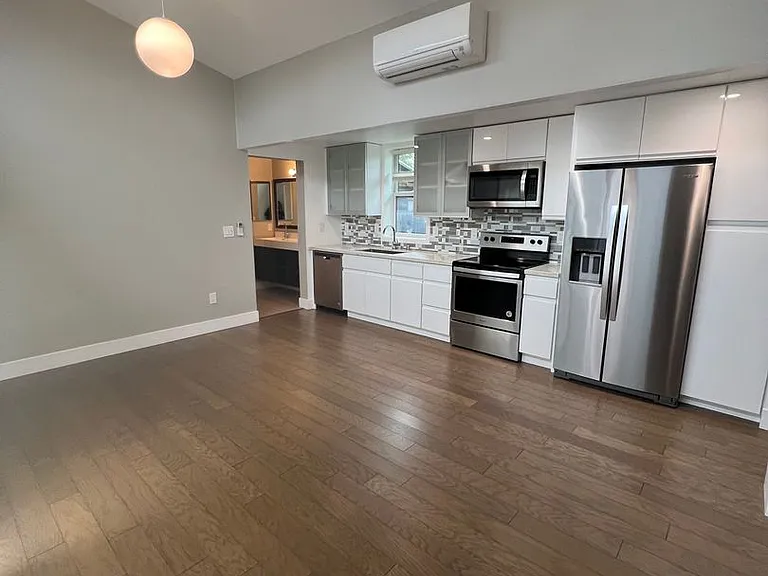 2 bed/2 bath charming TINY house in Concord — Photo 8