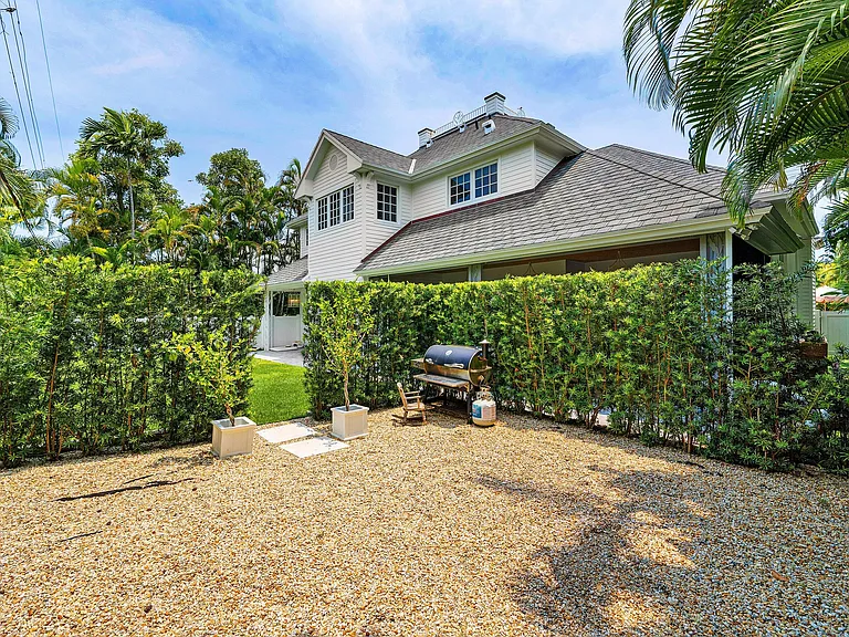 477 NE Spanish Ct — Photo 32