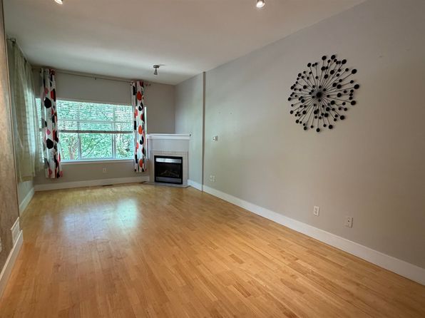 3 bedroom rental in Surrey — photo 8