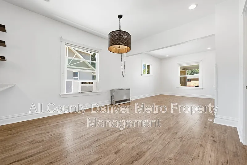 3 bed, 2.0 bath, 1327 sqft, $3,000 — Photo 4