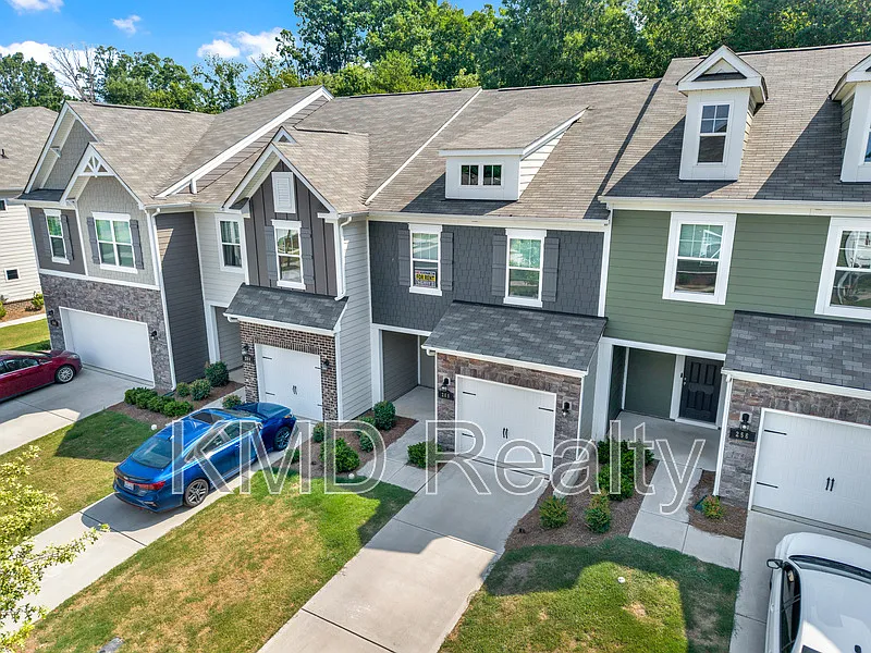 3 bed, 2.5 bath, 1601 sqft, $2,050 — Photo 2