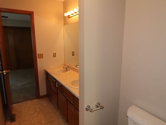 3rd image of 212 Commanche Ct