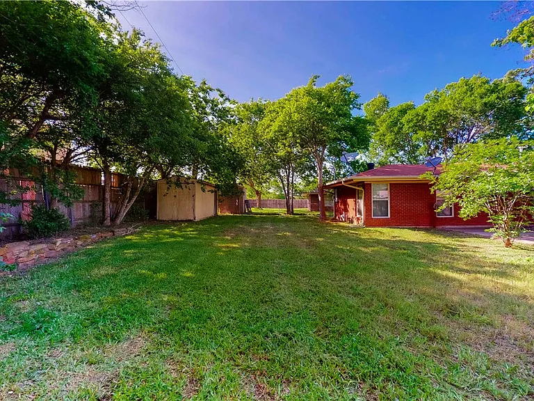2104 Elmwood Dr — Photo 36