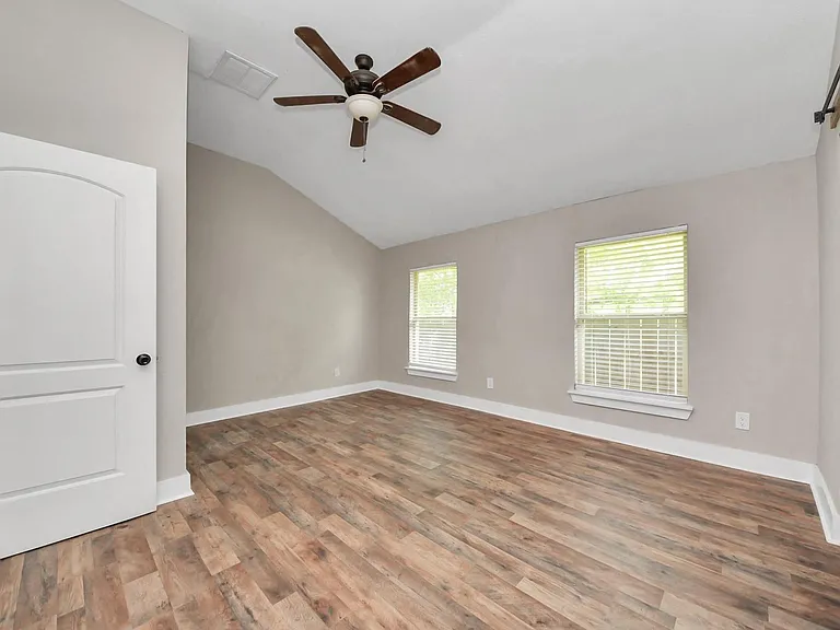 1322 E 36th St — Photo 32