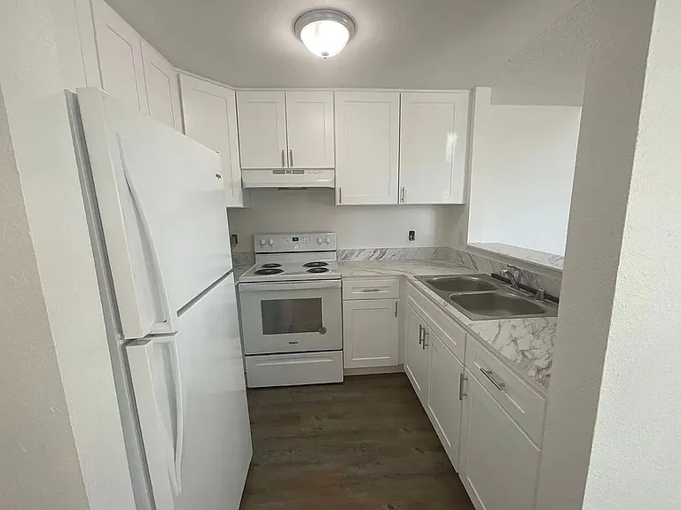 2161 Eastview Pl — Photo 9