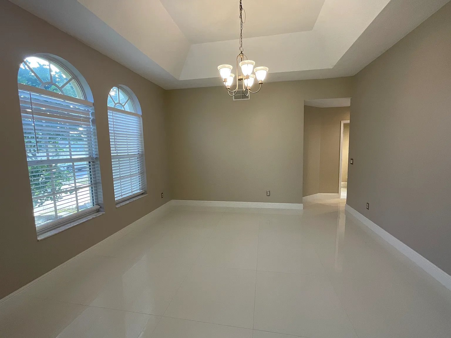 5 bed, 2.5 bath, 2745 sqft, $3,800 — Photo 3
