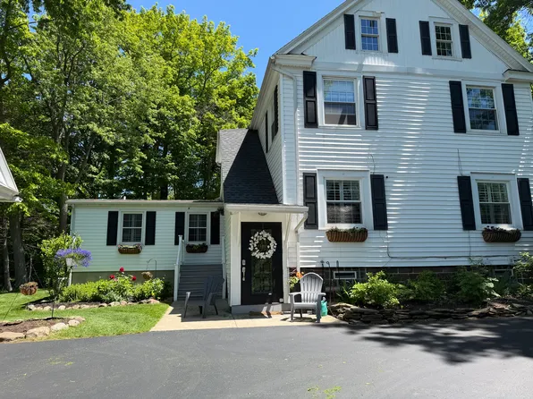 40 Larned Ln, Orchard Park, NY 14127