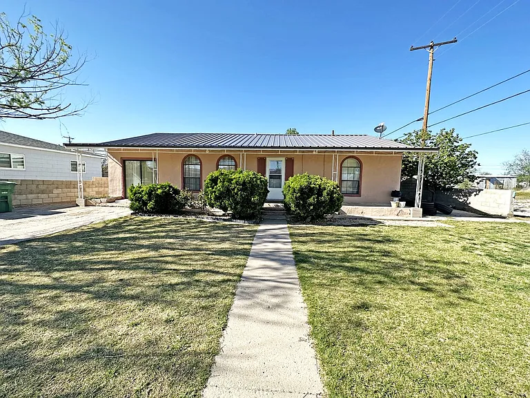 514 W Avenue J — Photo 1