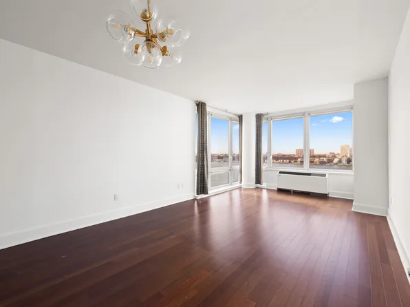 60 Riverside Boulevard image 5 of 22