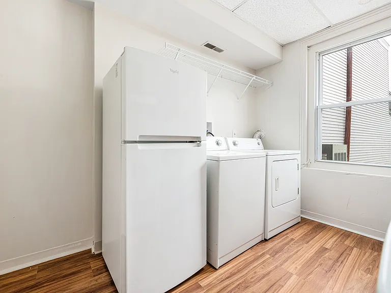 202 E Hector 2nd Floor — Photo 7