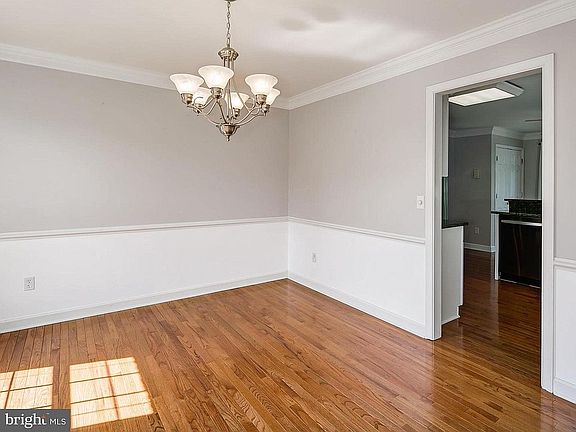 5th image of 98 English Chase Ln
