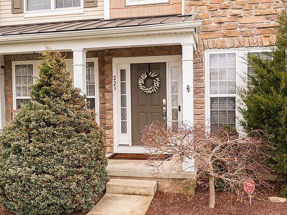 3rd image of 223 W Clarendon Dr