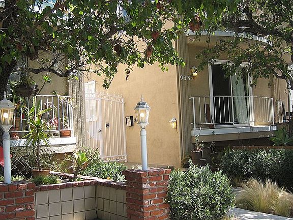 3rd image of 933 11th St APT 8
