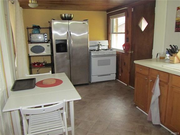 3rd image of 34 Julie Ln