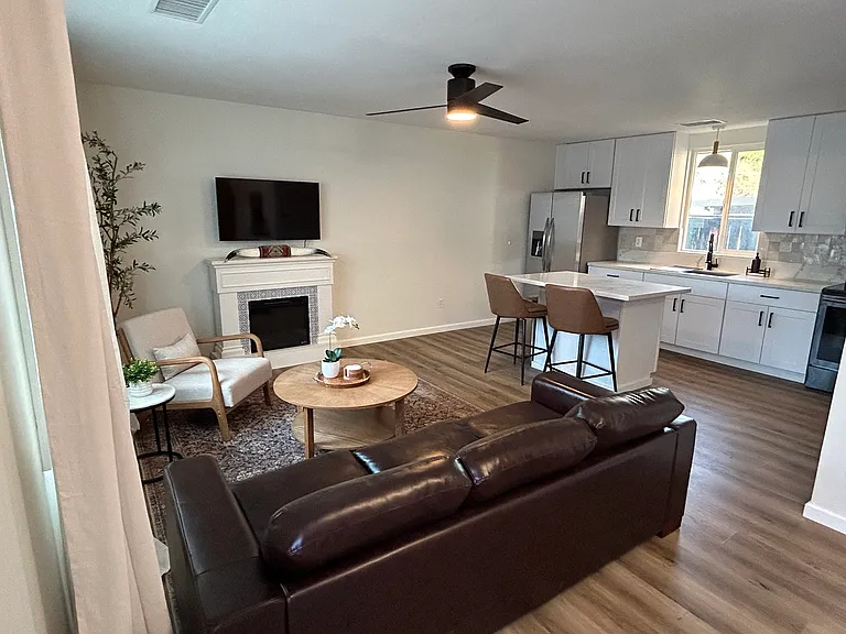 37244 Fallsgrove Ave #B — Photo 4