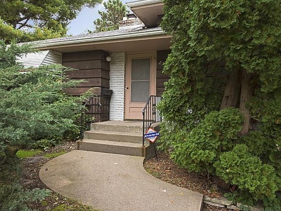 A nice entrance with trimming of landscaping.