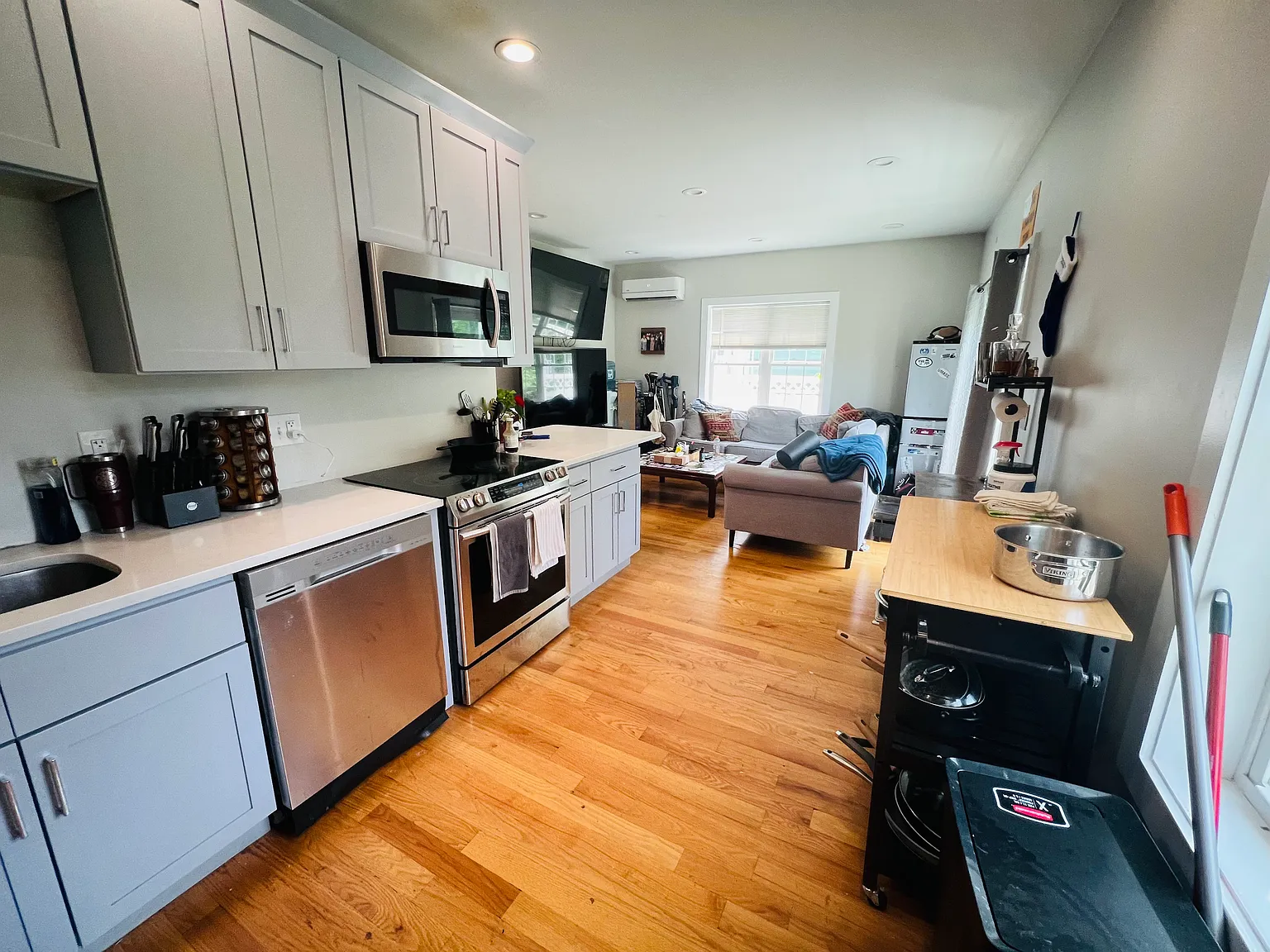 5 bed, 1700 sqft, $5,800 — Photo 2