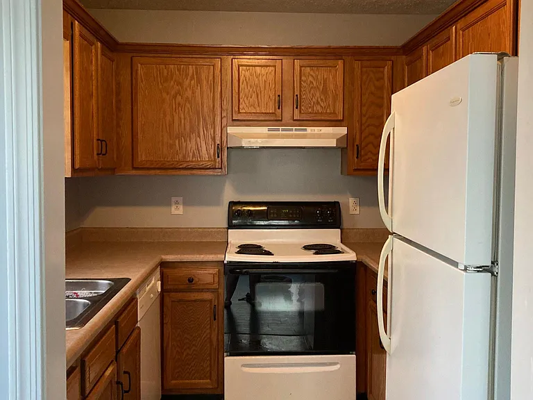 752 Cobbler Ln W — Photo 3