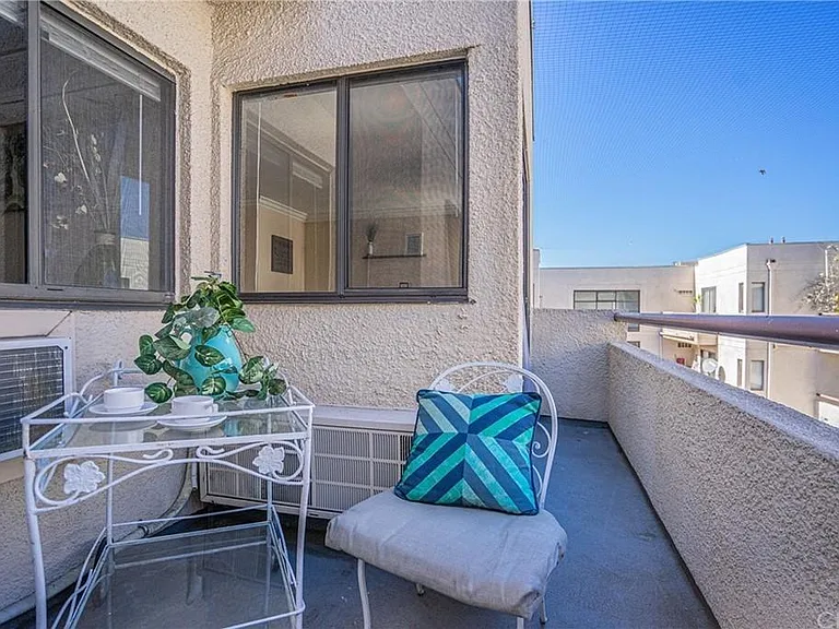 435 S Virgil Ave #320 — Photo 23