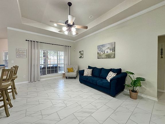 5th image of 410 Wrought Iron Dr