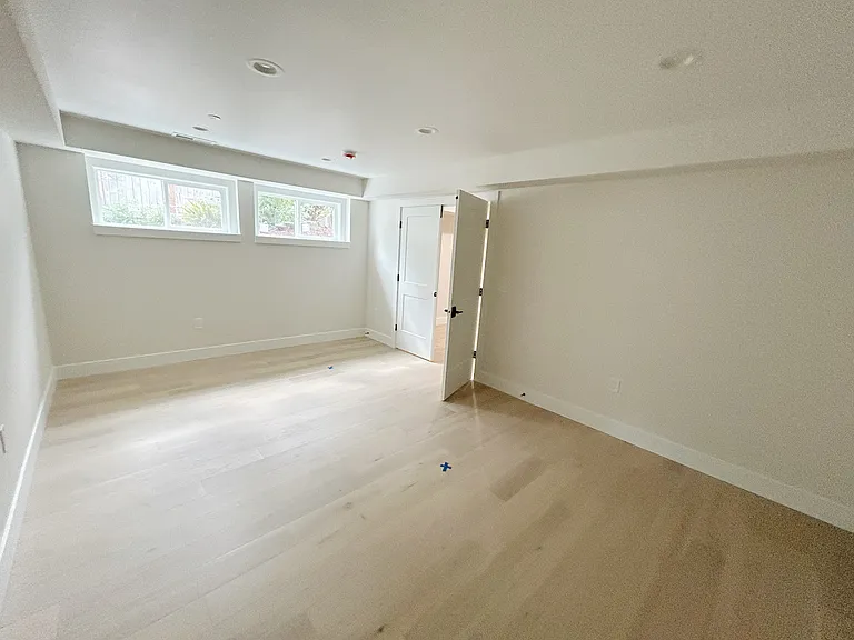 210 10th Ave — Photo 5