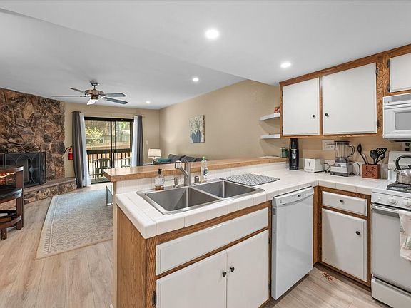 4th image of 619 Summit Blvd