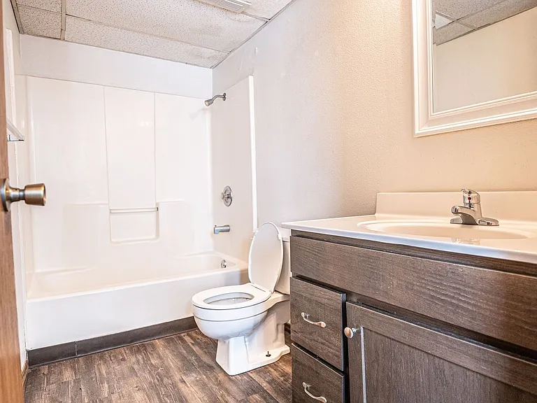 1024 E Walnut St — Photo 4