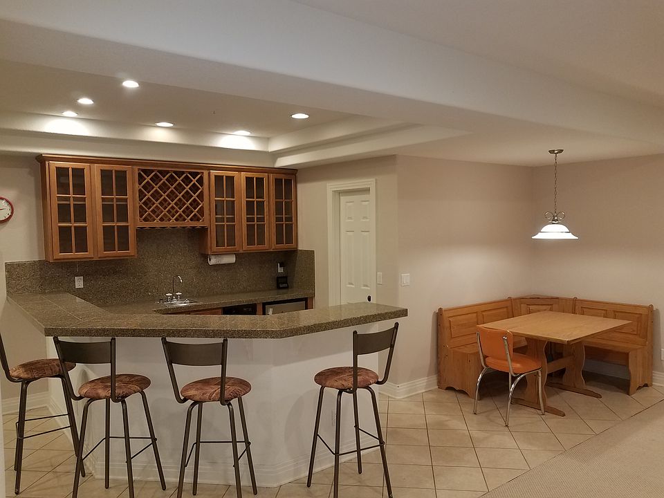 Kitchenette and kitchen table/benches included