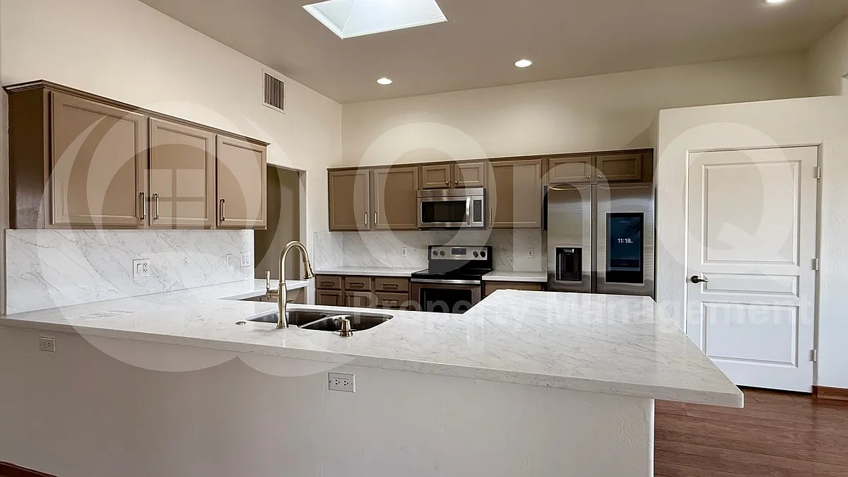 3 bed, 2.0 bath, 1919 sqft, $3,900 — Photo 3