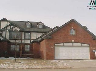 104 Sand Hills Ln, Lake Orion, MI 48362