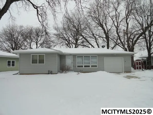111 Country Cir, Mason City, IA 50401