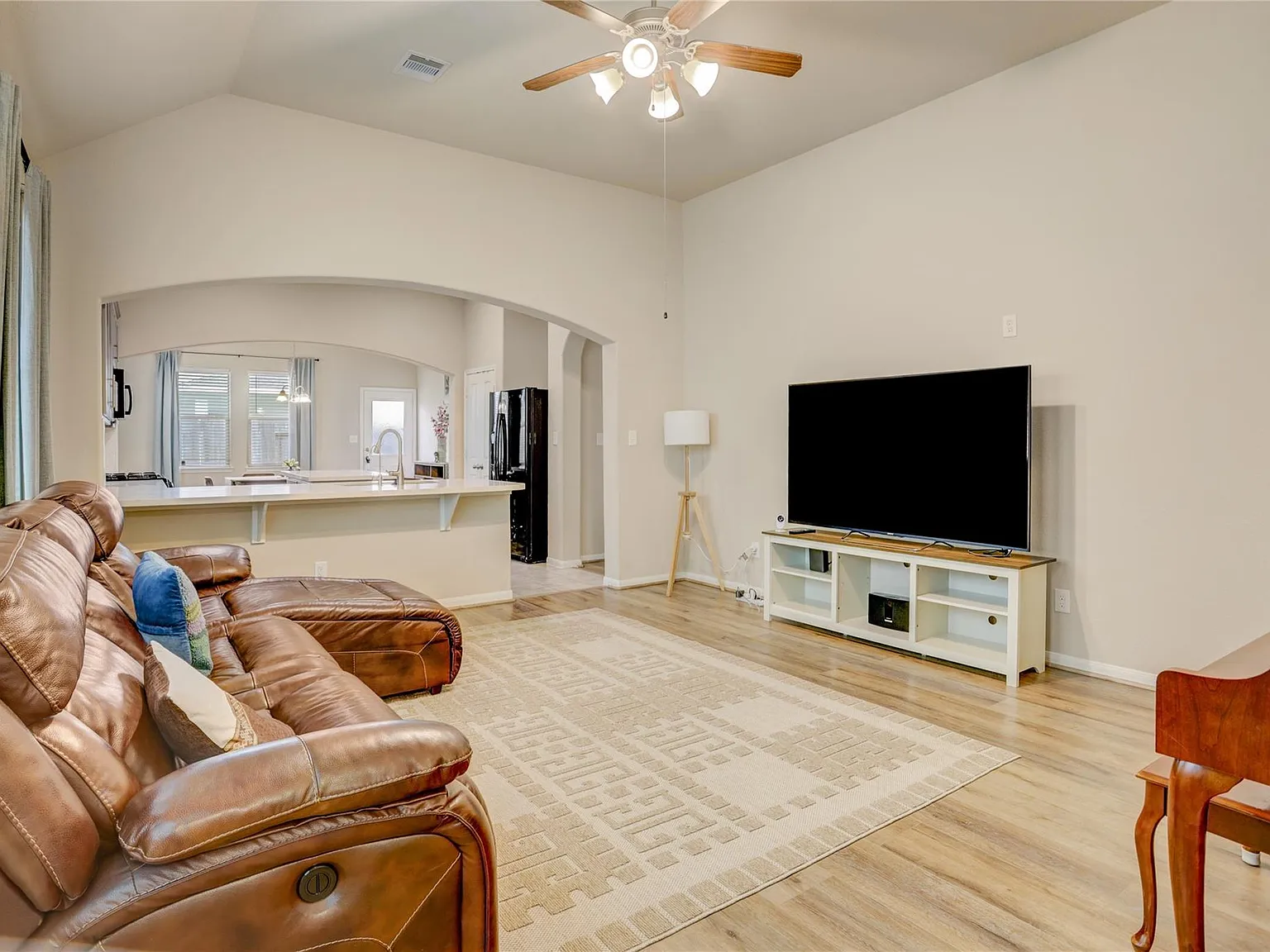 3 bed, 2.0 bath, 1698 sqft, $2,200 — Photo 4