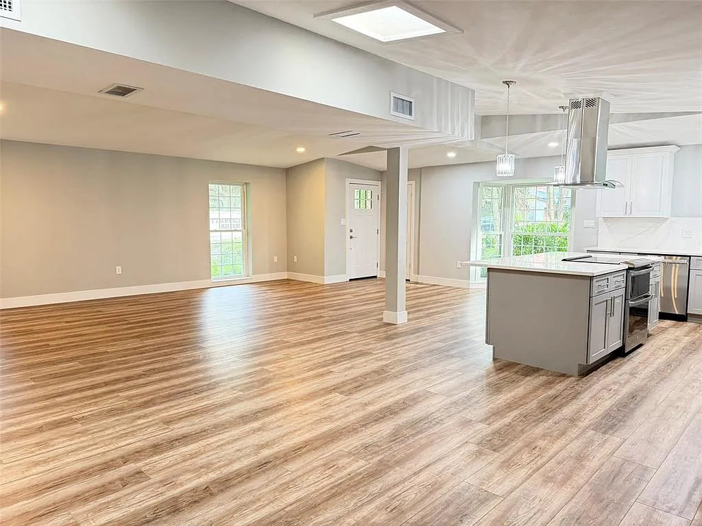 5 bed, 2.0 bath, 2750 sqft, $6,495 — Photo 4