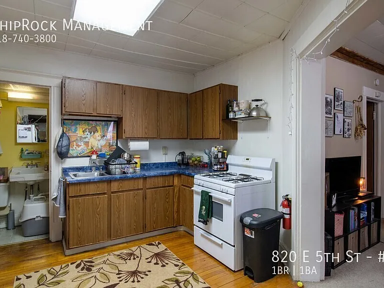 820 E 5th St #1 — Photo 8