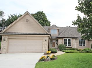 19190 Stonehedge Dr, Brookfield, WI 53045