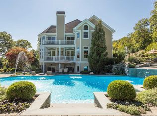 121 W Shore Rd, Huntington, NY 11743